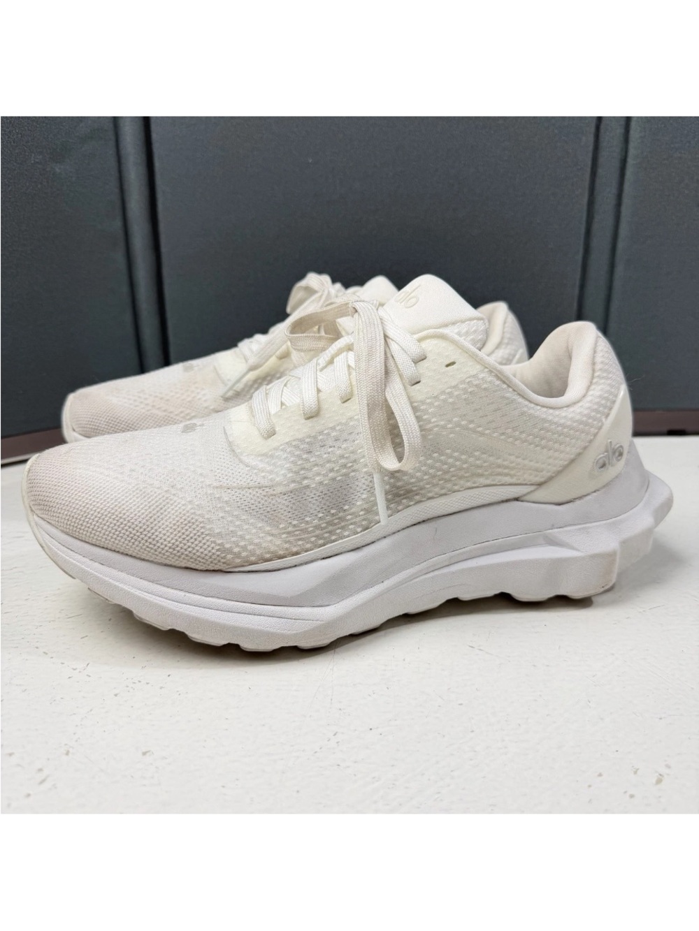 ALO Yoga Runner Men 7 | Women 8.5 White Athletic Low Top Sneakers Shoes A0590U
